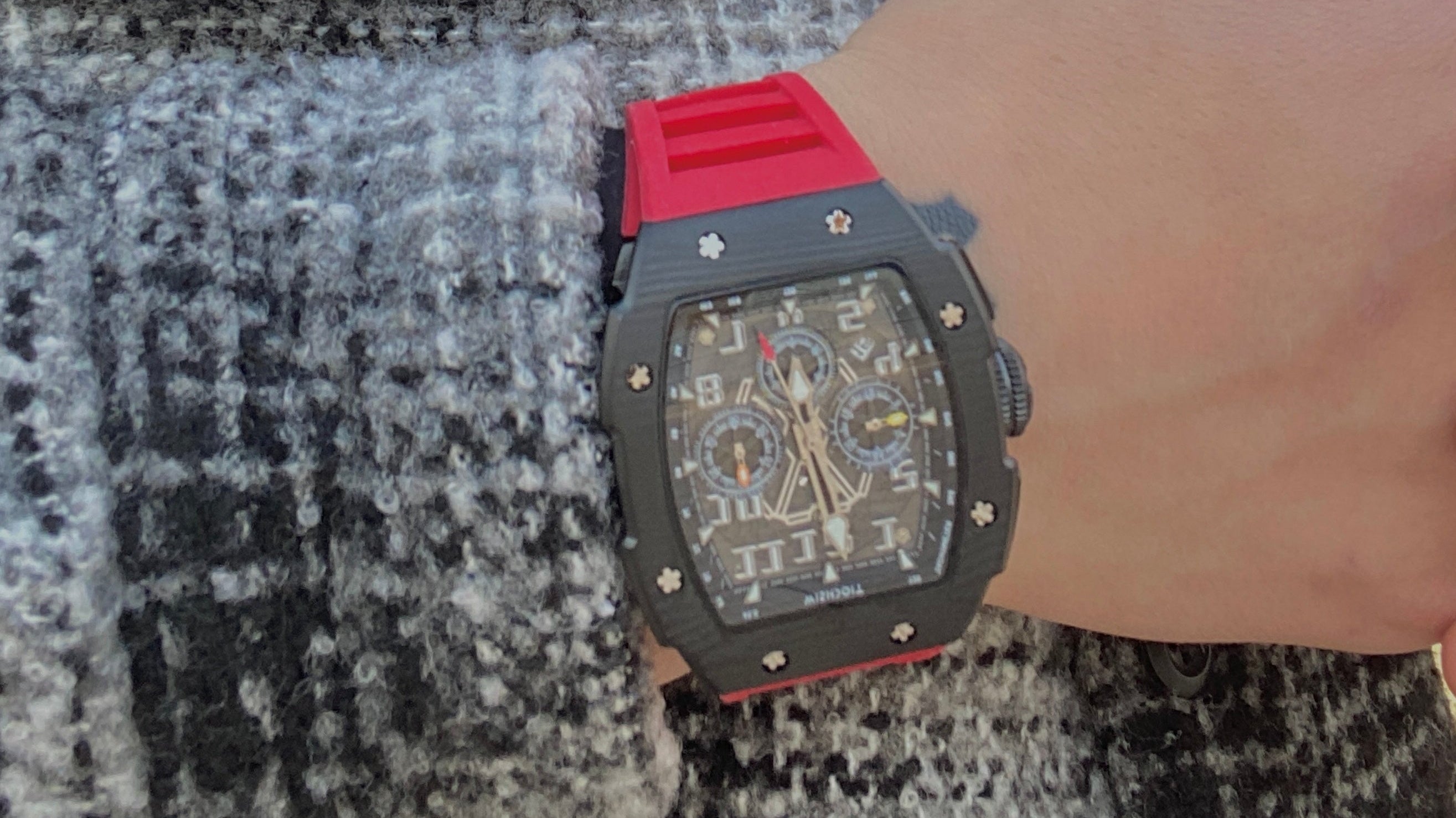 How do I adjust the accuracy of a quartz watch?