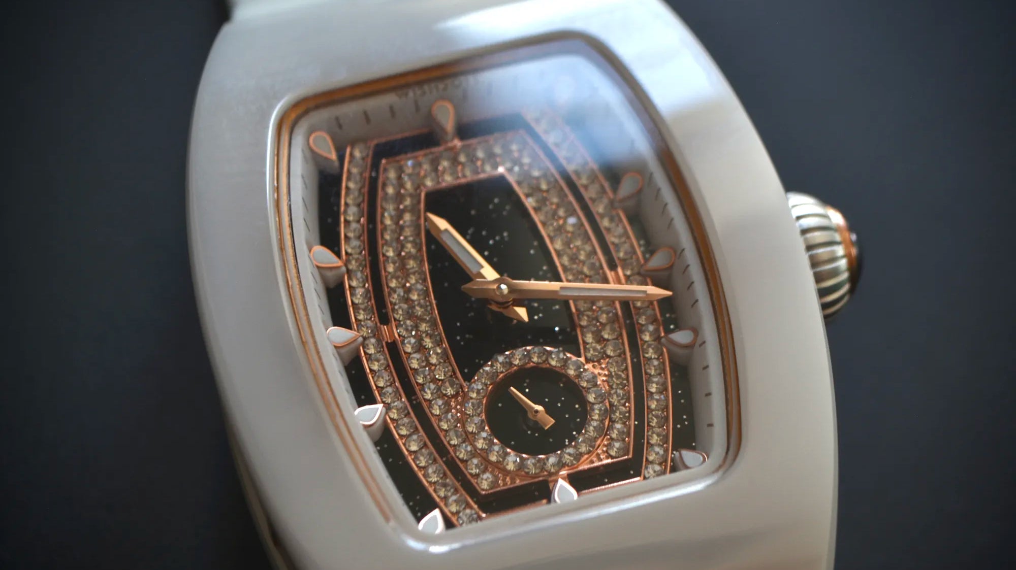 Why Ceramic Tonneau Watches Are Becoming a Modern Style Essential?
