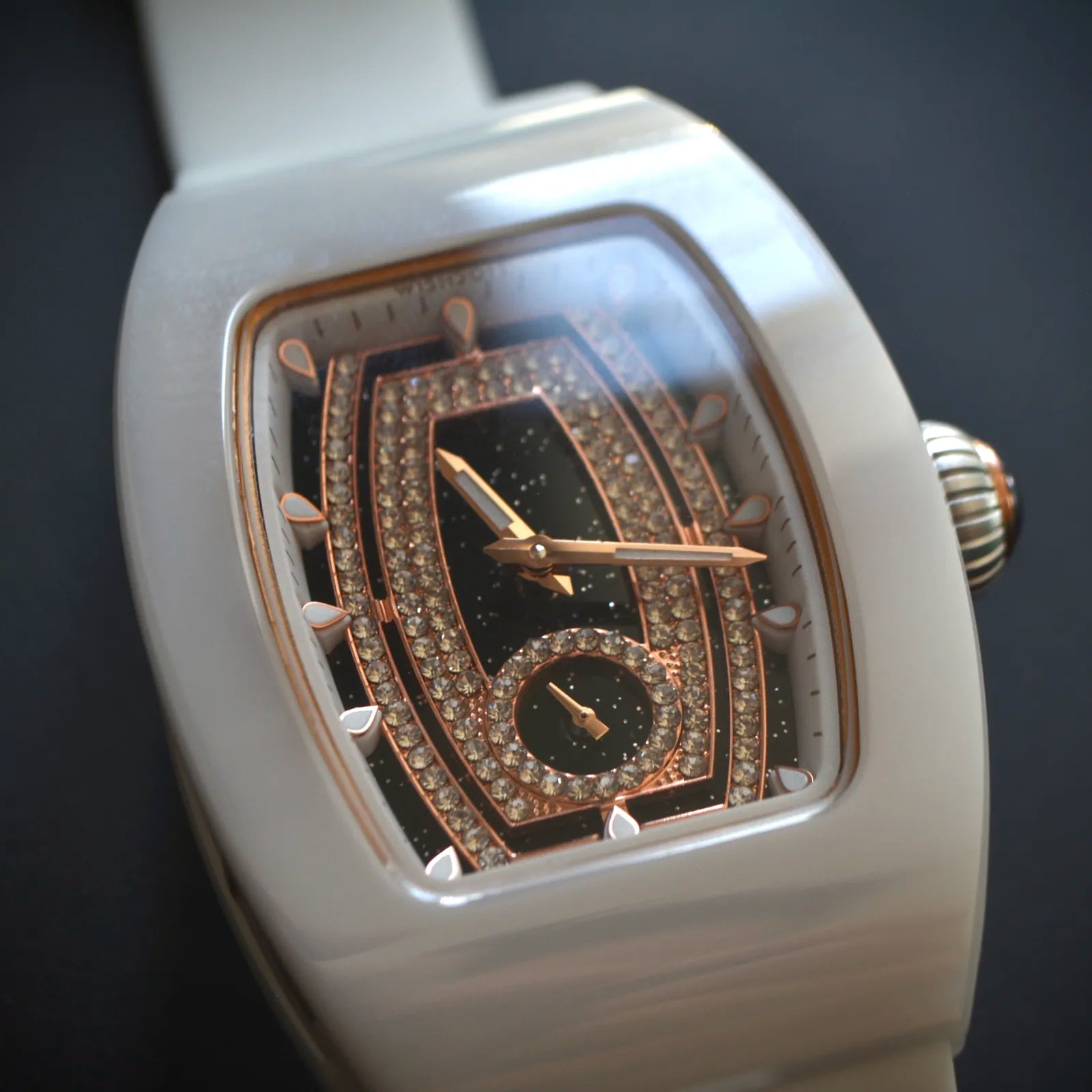 Why Ceramic Tonneau Watches Are Becoming a Modern Style Essential?