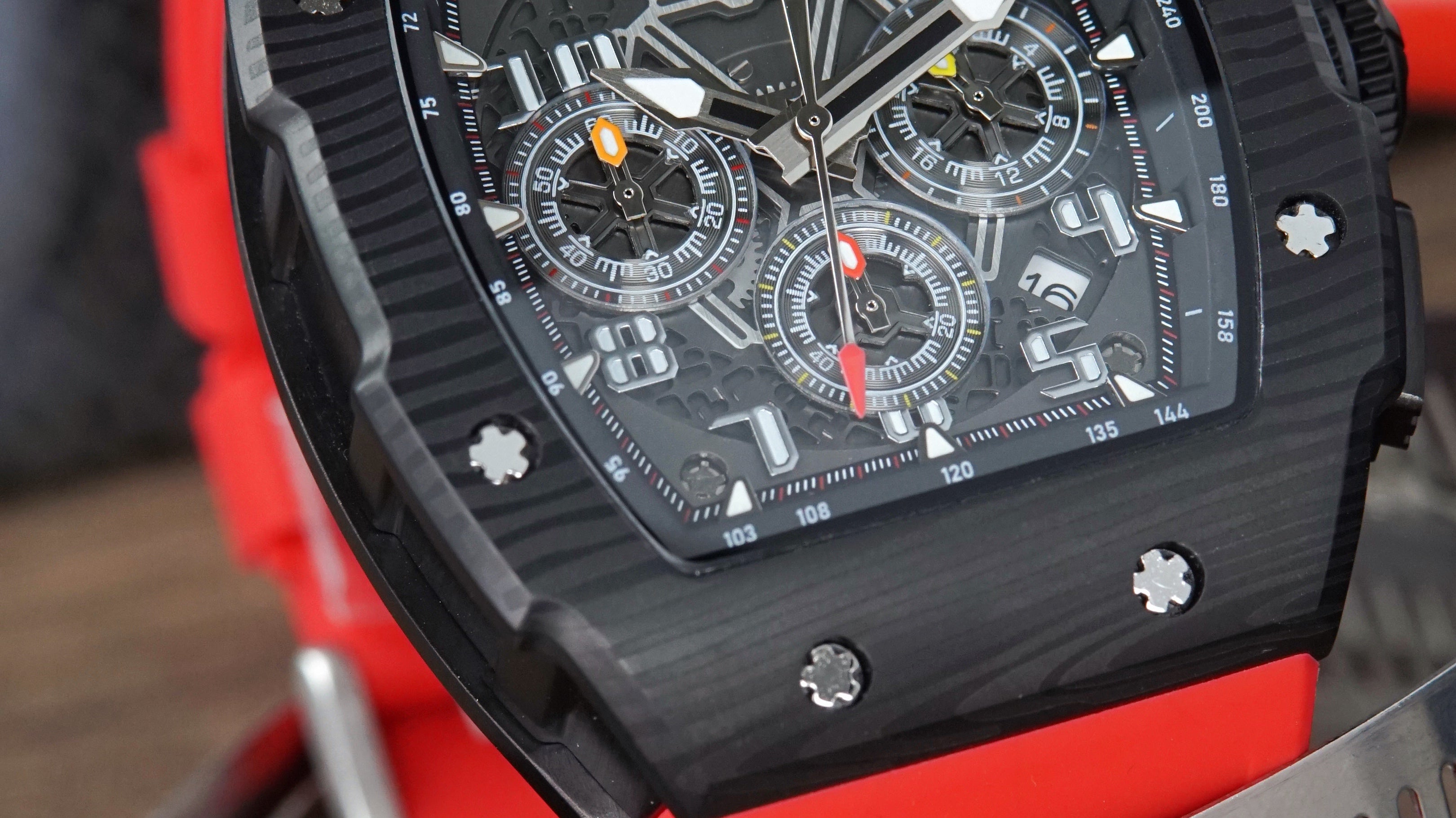 Manual vs. Automatic Winding: A Complete Guide to Setting and Using Mechanical Watches