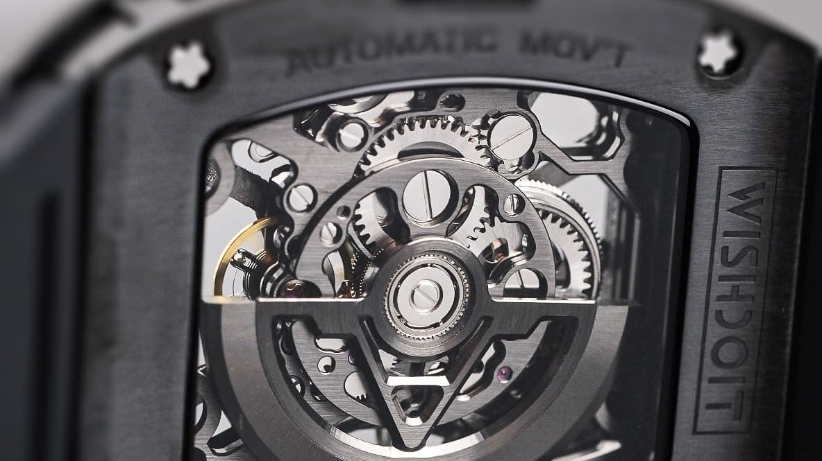 What does the power reserve of a watch do?