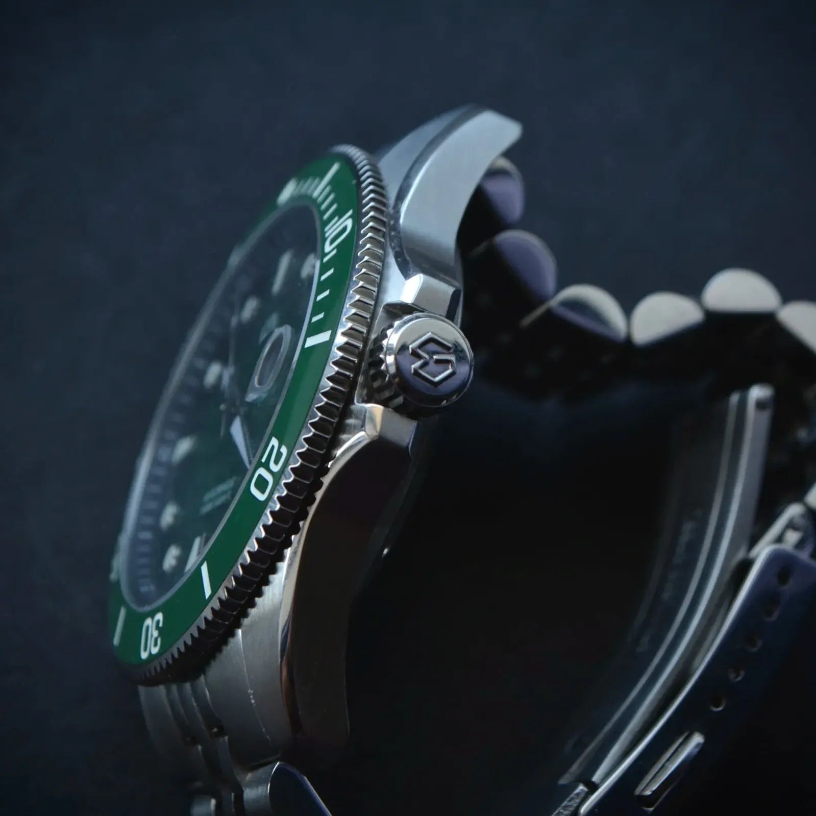 Discover the Nereus Facet automatic diver watch, inspired by underwater light. Featuring a geometric dial, 3D luminous, and 150M ATM with H.K PT5000 Movement,WSD9027:AB,