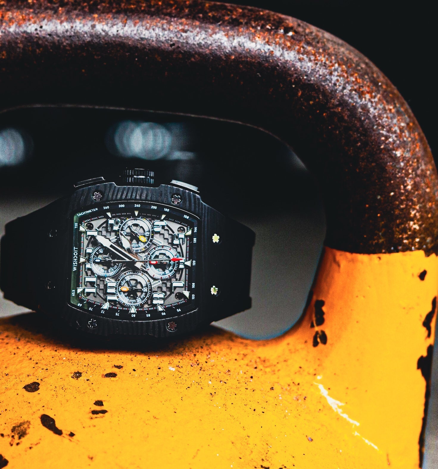 Round vs. Tonneau: Which Watch Case Shape Best Suits Your Style?