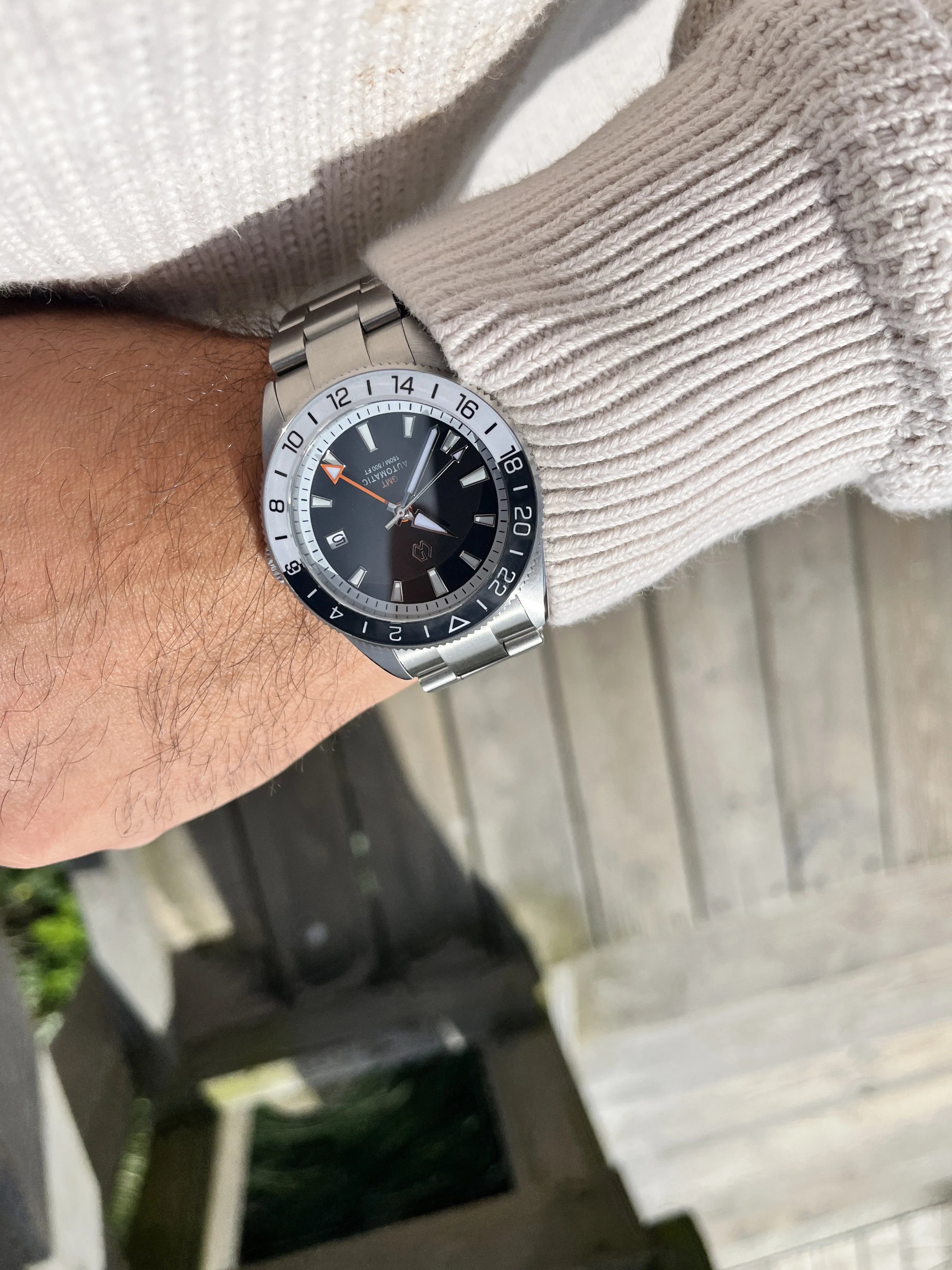 What Function Does the Outer Bezel of a Dive Watch Have?