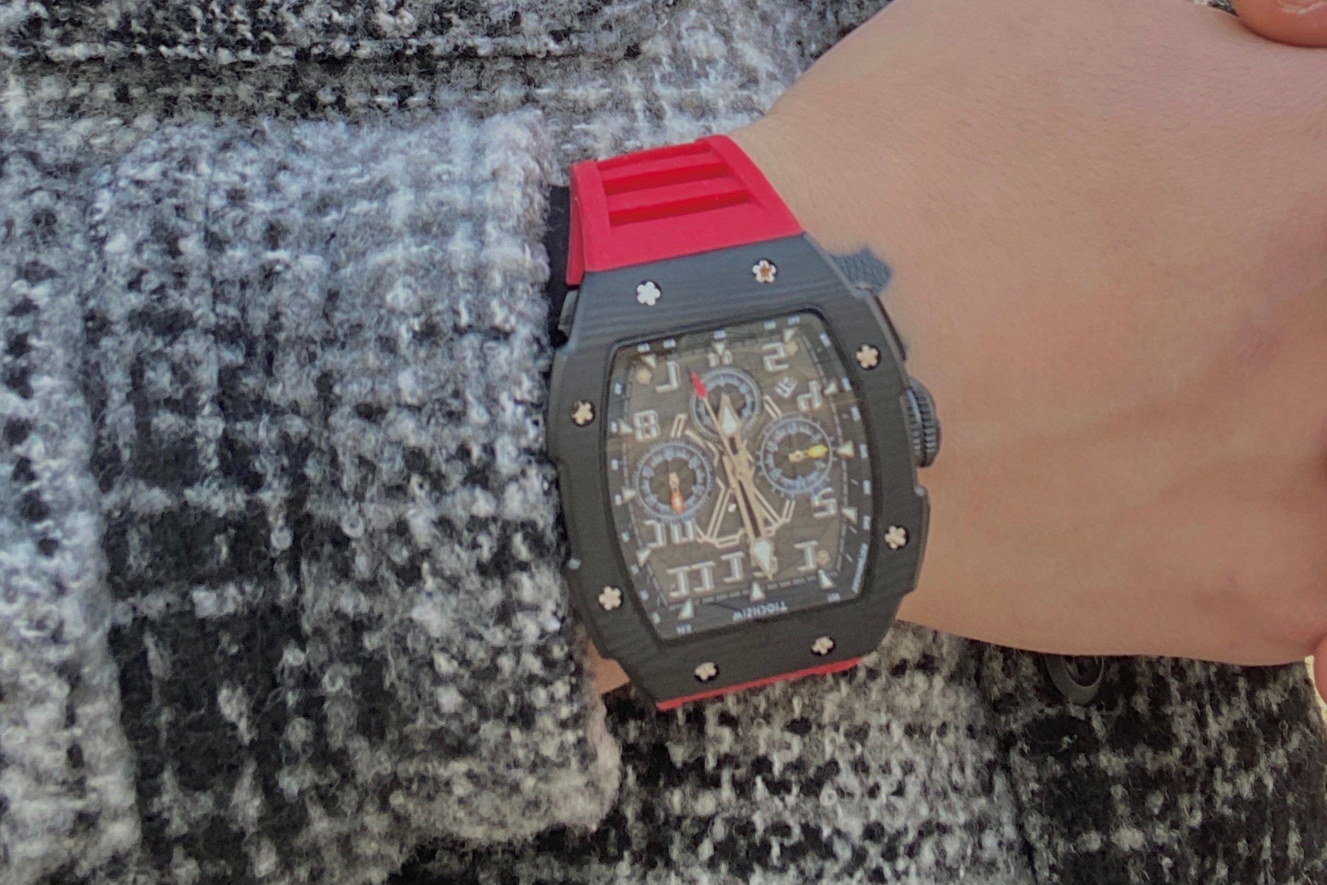 How do I adjust the accuracy of a quartz watch?