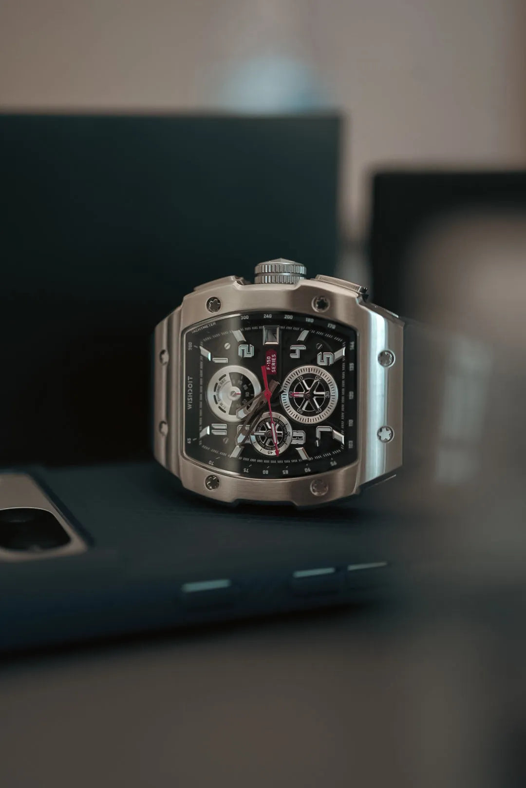 From Office to Adventure: Men's Mechanical Field Watches for Versatile Fashion