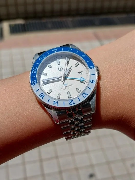 What Time Should You Avoid Setting Your Watch? A Guide to Protecting Your Timepiece