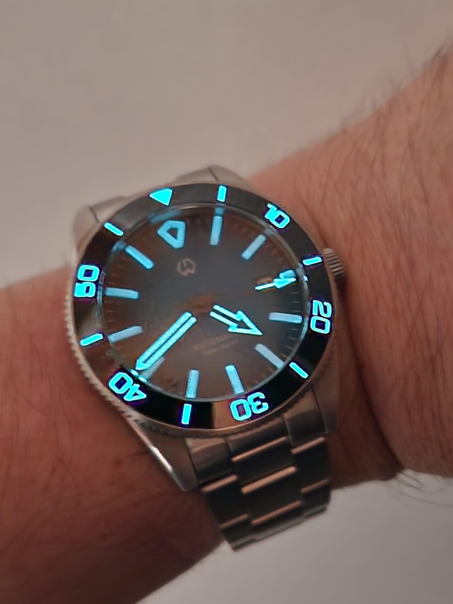 Wishdoit Watches Round Affordable aqua storm Automatic diver watch with 3D luminous needles ceramic bezel |316L Stainless Steel|light blue